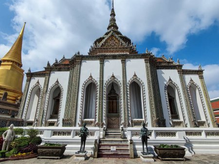 Téléchargez les photos : Bangkok, Thaïlande- 13 Feb, 2023 : Temple Phra Viharn Yod au complexe Grand Palace à Bangkok. Le bâtiment est utilisé comme chapelle pour les moines bouddhistes. - en image libre de droit