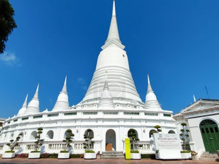 Foto de Bangkok, Thailand- 14 Feb, 2023: View of grand, whitewashed stupa in Wat Prayoon, Bangkok. It sits on the western side of the Chao Praya river - Imagen libre de derechos