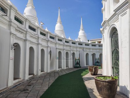 Foto de Bangkok, Tailandia- 14 Feb, 2023: Wat Prayun Wongsawat Worawihan Buddhist temple in Bangkok, Thailand - Imagen libre de derechos
