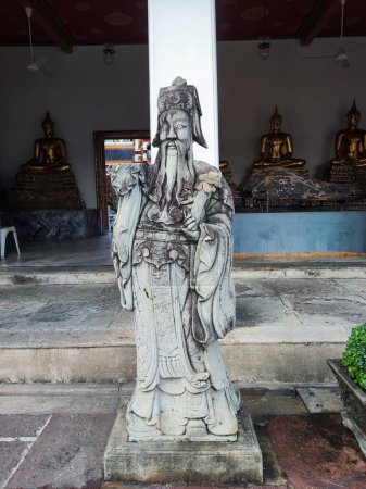 Foto de Claustro del Templo Wat Pho con Estatua de Guardián Chino. Wat Pho es uno de los templos más antiguos y más grandes de Bangkok cuenta con el famoso Buda Reclinado - Imagen libre de derechos