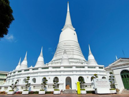 Foto de Bangkok, Thailand- 14 Feb, 2023: View of grand, whitewashed stupa in Wat Prayoon, Bangkok. It sits on the western side of the Chao Praya river - Imagen libre de derechos