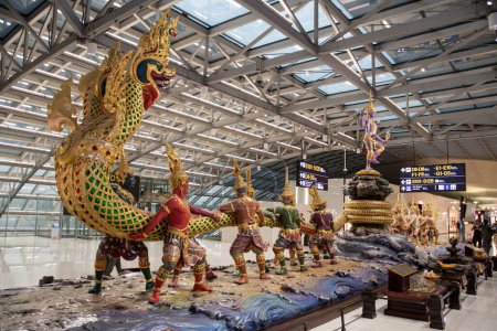 Foto de Bangkok, Tailandia- 18 Feb, 2023: Escena del Yaksha (semidiós) Churning of the Milk Ocean sculpture at the duty free zone in Suvanabhumi Airport - Imagen libre de derechos