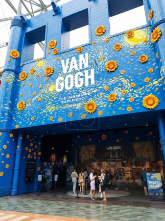 Téléchargez les photos : Singapour - 19 mai 2023 : Entrée à l'exposition Van Gogh Immersive Experience aux Resorts World Sentosa, Singapour - en image libre de droit