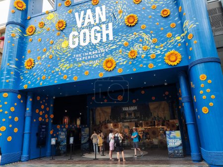 Téléchargez les photos : Singapour - 19 mai 2023 : Entrée à l'exposition Van Gogh Immersive Experience aux Resorts World Sentosa, Singapour - en image libre de droit