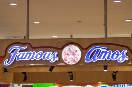 Foto de Johor Bahru, Malasia- 4 Jun, 2023: Famosa tienda Amos en Paradigm Mall, Johor Bahru. Famous Amos es una marca de galletas fundada en Los Ángeles en 1975 por Wally Amos. - Imagen libre de derechos