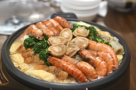 Poon Choi oder Pen Cai, traditionelles kantonesisches Gericht, das aus einer Reihe von Zutaten für das chinesische Neujahr besteht