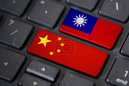 Téléchargez les photos : Chine et Taiwan Drapeaux sur clavier d'ordinateur. Relations entre deux pays. - en image libre de droit
