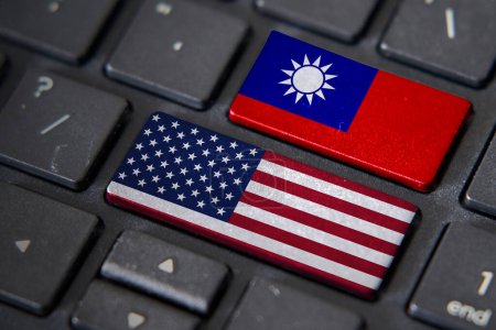 Téléchargez les photos : Drapeaux américains et taïwanais sur clavier d'ordinateur. Relations entre deux pays. - en image libre de droit