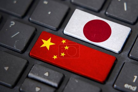 Téléchargez les photos : Chine et Japon drapeaux sur le clavier de l'ordinateur. Relations entre deux pays. - en image libre de droit