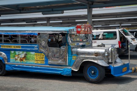 Foto de Manila, Filipinas-15 Oct 2023: Jeepney taxi conduce por la carretera en el centro de Manila. Jeepneys son vehículos de utilidad pública similares a minibuses - Imagen libre de derechos