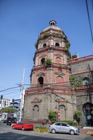 Téléchargez les photos : Manille, Philippines- 14 Oct, 2023 : Vue de la basilique mineure et du sanctuaire national de Saint Lorenzo Ruiz, également connu sous le nom de Binondo Church à Manille avec un ciel bleu - en image libre de droit