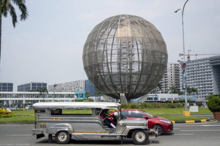 Foto de Manila, Filipinas- 17 Oct 2023: SM Mall of Asia planet earth steel structure monument in Manila, Philippines. La marca Shoemart (SM) es una cadena de centros comerciales en Filipinas - Imagen libre de derechos