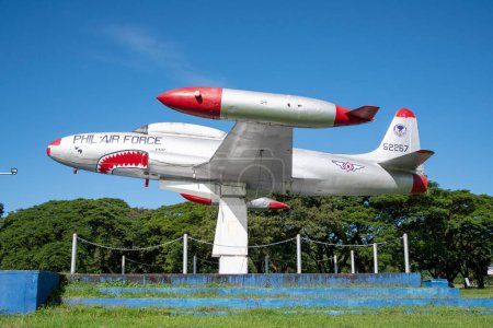 Foto de Clark Freeport, Filipinas- 20 Oct 2023: El modelo T-33 Thunderbird se muestra en el Parque de la Ciudad de la Fuerza Aérea en Clark, Filipinas. Es un escaparate de la historia de la Fuerza Aérea de Filipinas a través de una variedad de aeronaves - Imagen libre de derechos