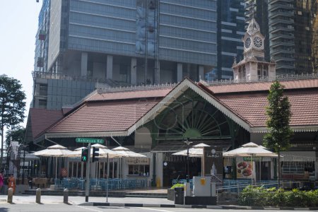 Foto de Singapura- 27 Oct 2023: Vista del mercado Lau Pa Sat en Singapur. Es un popular restaurante, centro de vendedores ambulantes patio de comida popular. Es un hito histórico nacional de Singapur. - Imagen libre de derechos