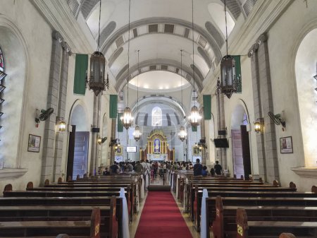 Téléchargez les photos : Manille, Philippines-14 Oct 2023 : Intérieur de l'église paroissiale Notre-Dame des Remèdes à Manille. Il présente une architecture de style baroque mexicain, a été achevé en 1864. - en image libre de droit