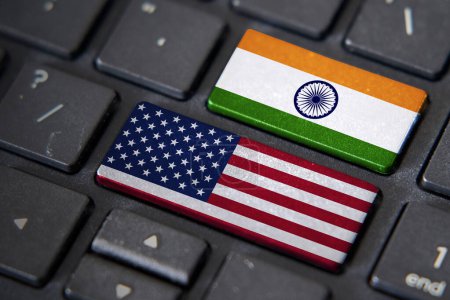 Téléchargez les photos : Etats-Unis et l'Inde drapeaux sur le clavier de l'ordinateur. Relations entre deux pays. - en image libre de droit