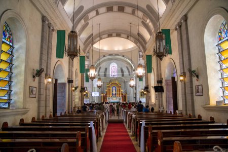 Téléchargez les photos : Manille, Philippines-14 Oct 2023 : Intérieur de l'église paroissiale Notre-Dame des Remèdes à Manille. Il présente une architecture de style baroque mexicain, a été achevé en 1864. - en image libre de droit