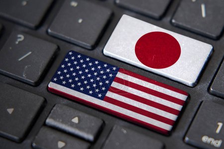 Téléchargez les photos : Drapeaux des États-Unis et du Japon sur clavier d'ordinateur. Relations entre deux pays. - en image libre de droit