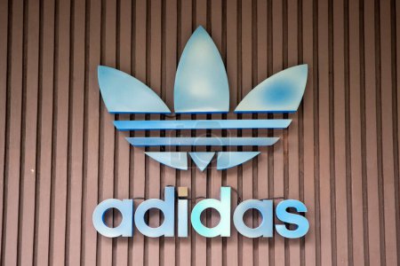 Téléchargez les photos : Manille, Philippines- 16 Oct 2023 : Logo Adidas sur la devanture du magasin à Manille. - en image libre de droit