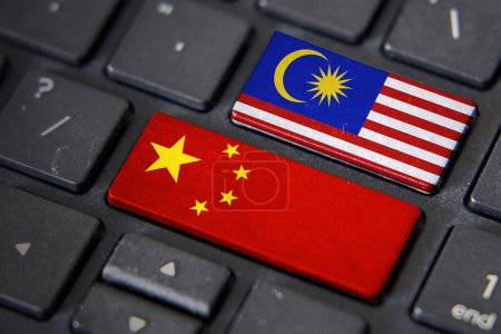 Téléchargez les photos : Chine et Malaisie drapeaux sur le clavier de l'ordinateur. Relations entre deux pays. - en image libre de droit