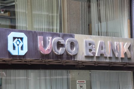 Foto de Singapura- 24 Nov 2023: Signo del Banco UCO en Singapur. Anteriormente United Commercial Bank, es un banco del sector público indio. - Imagen libre de derechos