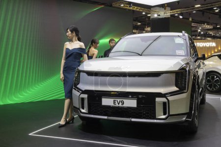 Téléchargez les photos : Singapour-12 Jan, 2024 : Exposition de véhicules Kia EV9 au Salon de l'Automobile de Singapour 2024. Kia EV9 est un SUV tout électrique de taille moyenne - en image libre de droit