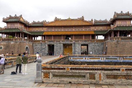 Téléchargez les photos : Hue, Vietnam- 28 Feb, 2024 : La porte principale de la Citadelle Impériale de Hue. Hue Imperial Citadel est l'un des sites patrimoniaux les plus impressionnants de tout le Vietnam - en image libre de droit