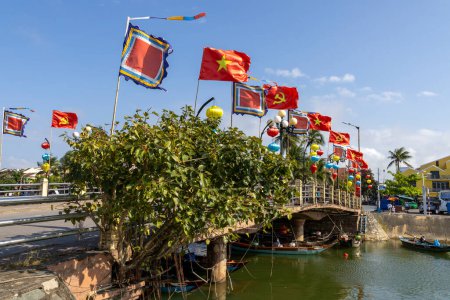 Foto de Hoi An, Vietnam- 29 Feb, 2024: Cau Guang Truong sobre el río Thu Bon en Hoi an, Vietnam. Hoi An tiene muchos puentes porque se encuentra en la confluencia de 3 ríos - Imagen libre de derechos