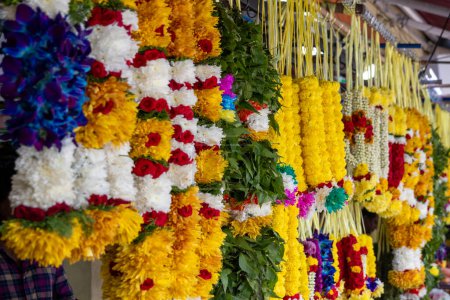 Guirlande de fleurs indiennes ou boutique Mala devant le temple hindou Arulmigu Rajamariamman Devasthanam à Johor Bahru, Malaisie.