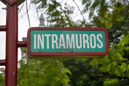 Intramuros Verkehrsschild mit grünem Hintergrund. Intramuros, oder die "ummauerte Stadt", ist einer der ältesten Bezirke von Manila