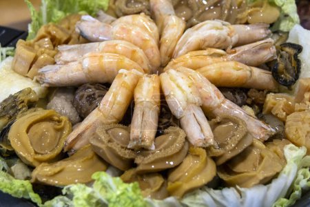 Poon Choi ou Pen Cai, plat traditionnel cantonais composé de nombreux ingrédients pour le Nouvel An chinois