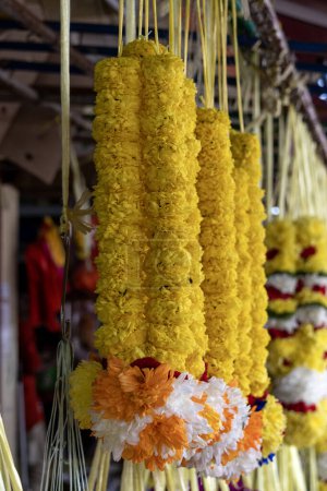 Guirnalda de flores india o tienda de Mala frente al templo hindú Arulmigu Rajamariamman Devasthanam en Johor Bahru, Malasia.