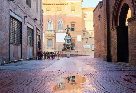 Foto de Fuente de Neptuno. reflejo en el agua de la estatua. Bolonia, Italia - Imagen libre de derechos