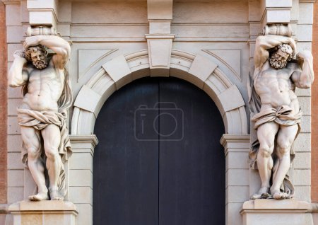 Téléchargez les photos : Bologne, Italie : Statues des Atlas tenant un balcon, Musée Atlante de Davia Bargellini - en image libre de droit