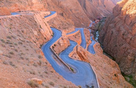 Vue aérienne de la célèbre vallée du Dades Georges, et d'une route sinueuse traditionnelle du col de Tisdrine entre le sommet de l'Atlas, au Maroc