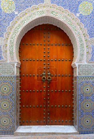 Fes, Marokko Atemberaubende handbemalte Tür einer alten Moschee mit handgeschnitztem Gips.