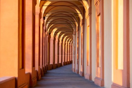 Bologne, Emilie Romagne, Italie : Portico di San Luca, le porche qui relie le Sanctuaire de la Madonna di San Luca à la ville, une longue (3,5 km) arcade monumentale couverte composée de 666 arches