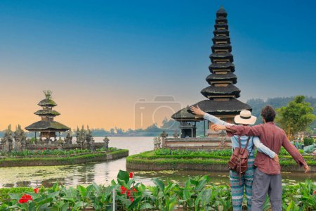 Téléchargez les photos : Couple passe du temps au temple ulun datu bratan à Bali. Wanderlust style de vie exotique concept de voyage - en image libre de droit