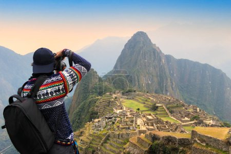  turista y fotógrafo tomando fotos en Machu Picchu, una de las siete maravillas y famosa atracción turística en la Región del Cusco del Perú. Este majestuoso lugar ha conocido como Ciudad Perdida de los Incas.