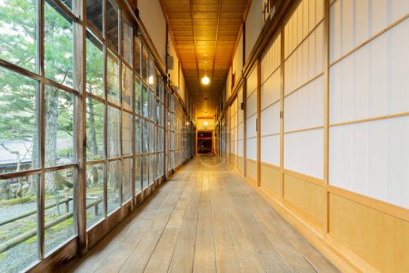 Téléchargez les photos : Couloir traditionnel japonais avec sol tatami et portes en papier shoji. - en image libre de droit