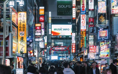 Téléchargez les photos : TOKYO - 8 DÉCEMBRE : Panneaux d'affichage dans le district Kabuki-cho de Shinjuku 08 décembre 2023 à Tokyo, JP. La région est un quartier de la vie nocturne connu sous le nom Sleepless Town. - en image libre de droit