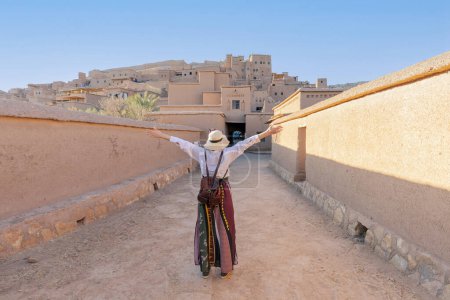 Turista feliz con los brazos abiertos en Ait Ben Haddu Marocco hermoso lugar para visitar en Marruecos