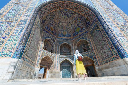 Touristin auf dem Registan-Platz in Samarkand, Usbekistan