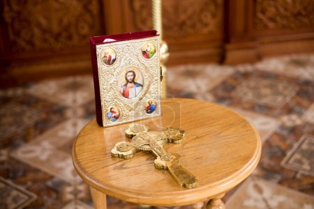 Téléchargez les photos : Vieille croix chrétienne en bois et icône dans l'église - en image libre de droit