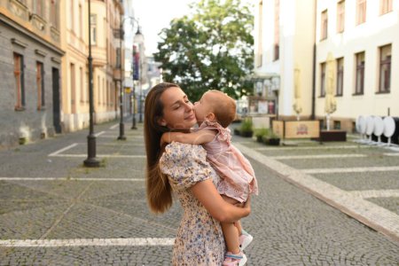 Téléchargez les photos : Femme avec enfant dans la rue de la belle vieille ville - en image libre de droit