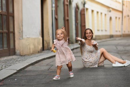 Téléchargez les photos : Femme avec enfant dans la rue de la belle vieille ville - en image libre de droit