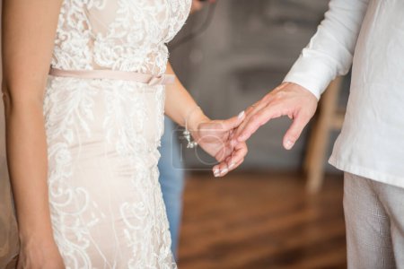 Téléchargez les photos : Le marié tient la main de la mariée. contenu de mariage - en image libre de droit