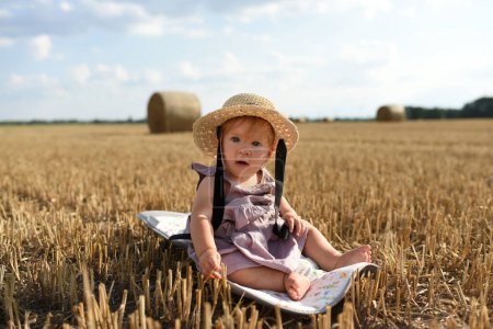 Téléchargez les photos : Enfant heureux sur le champ récolté - en image libre de droit