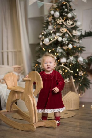 Téléchargez les photos : Petite fille en robe de Noël. Mes vraies vacances - en image libre de droit