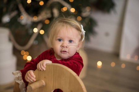 Téléchargez les photos : Petite fille en robe de Noël. Mes vraies vacances - en image libre de droit